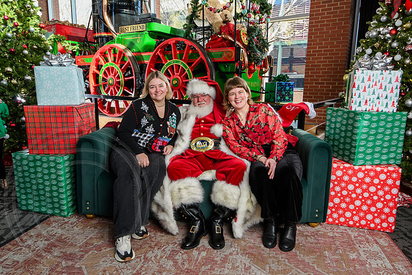 RKPhoto-2025-TheCharlestonSanta-Nov29-0639