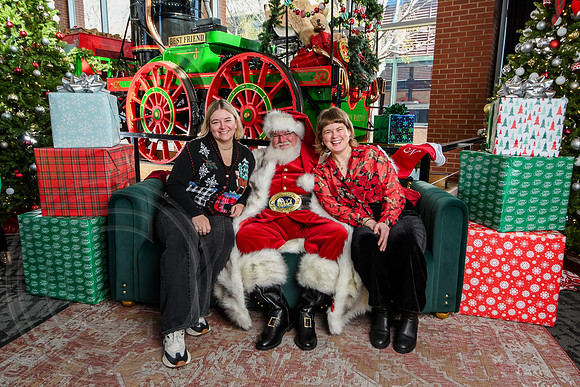 RKPhoto-2025-TheCharlestonSanta-Nov29-0640