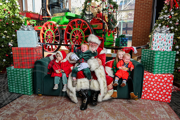 RKPhoto-2025-TheCharlestonSanta-Nov29-0641