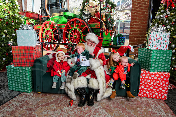 RKPhoto-2025-TheCharlestonSanta-Nov29-0643