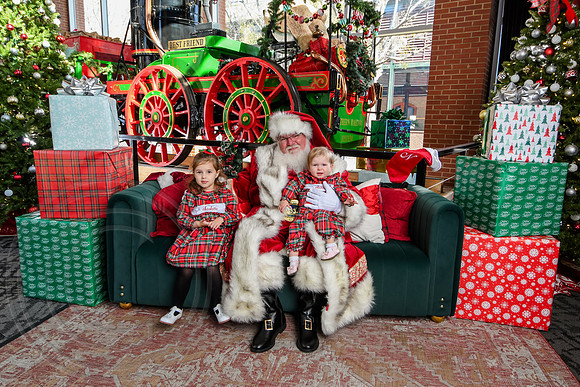 RKPhoto-2025-TheCharlestonSanta-Nov29-0649