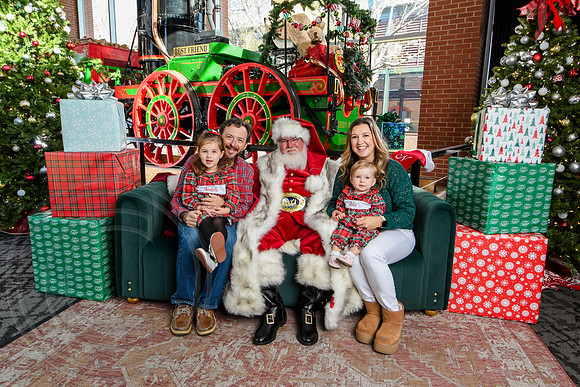 RKPhoto-2025-TheCharlestonSanta-Nov29-0651