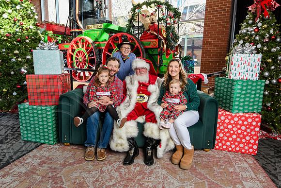 RKPhoto-2025-TheCharlestonSanta-Nov29-0652