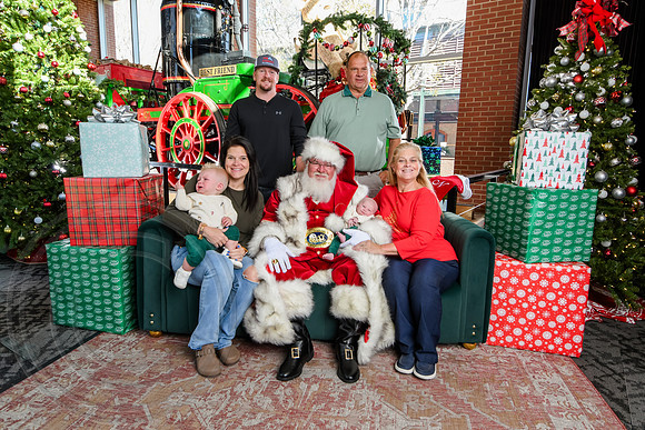 RKPhoto-2025-TheCharlestonSanta-Nov29-0658