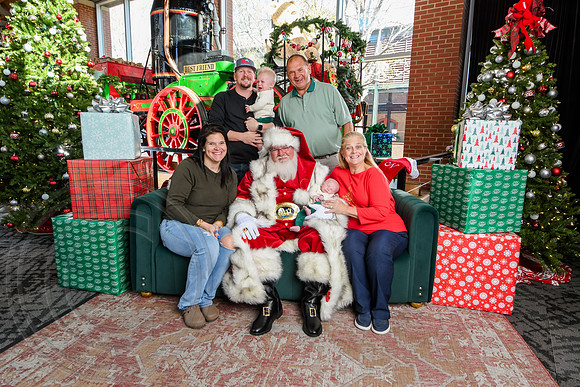 RKPhoto-2025-TheCharlestonSanta-Nov29-0659