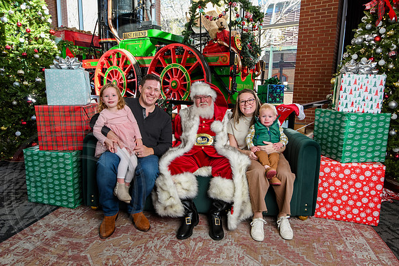 RKPhoto-2025-TheCharlestonSanta-Nov29-0662