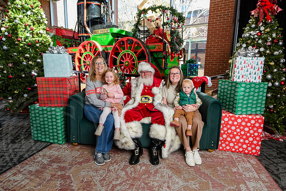 RKPhoto-2025-TheCharlestonSanta-Nov29-0665