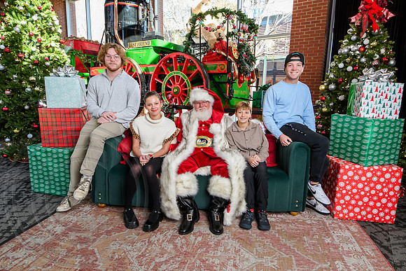 RKPhoto-2025-TheCharlestonSanta-Nov29-0666