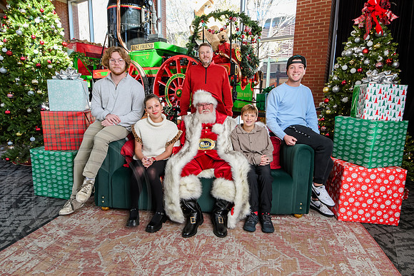RKPhoto-2025-TheCharlestonSanta-Nov29-0667