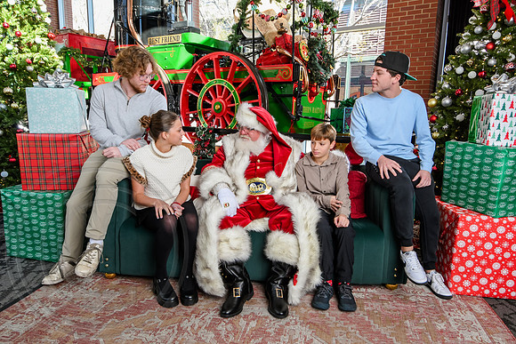 RKPhoto-2025-TheCharlestonSanta-Nov29-0668