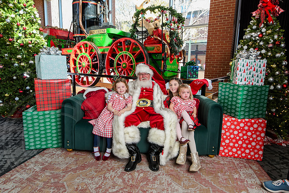 RKPhoto-2025-TheCharlestonSanta-Nov29-0670