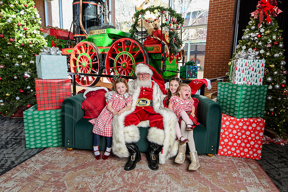 RKPhoto-2025-TheCharlestonSanta-Nov29-0671