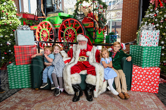 RKPhoto-2025-TheCharlestonSanta-Nov29-0673