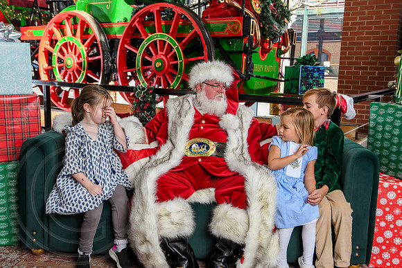 RKPhoto-2025-TheCharlestonSanta-Nov29-0674