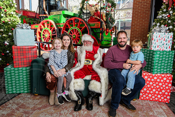 RKPhoto-2025-TheCharlestonSanta-Nov29-0675