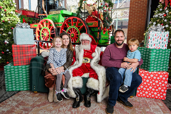 RKPhoto-2025-TheCharlestonSanta-Nov29-0676