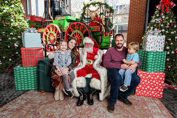 RKPhoto-2025-TheCharlestonSanta-Nov29-0677