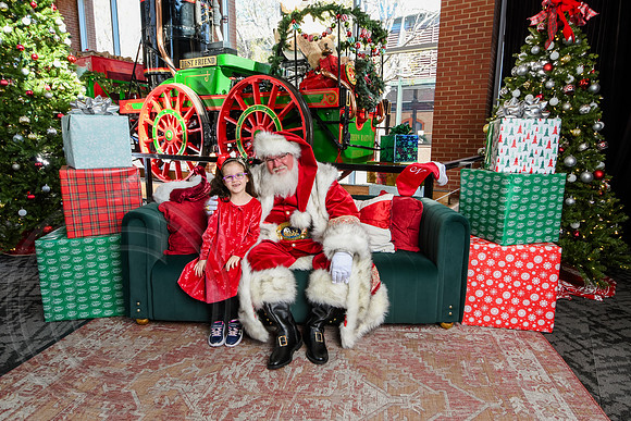 RKPhoto-2025-TheCharlestonSanta-Nov29-0678