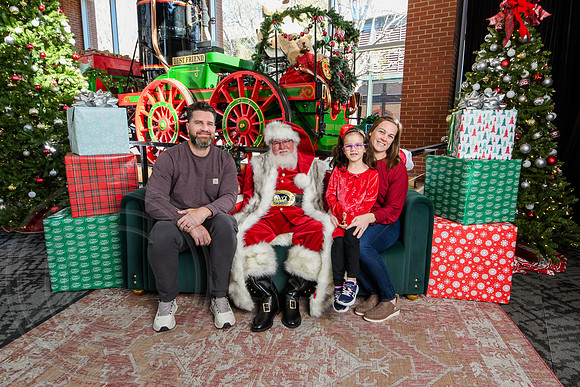 RKPhoto-2025-TheCharlestonSanta-Nov29-0679