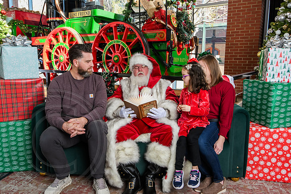RKPhoto-2025-TheCharlestonSanta-Nov29-0680