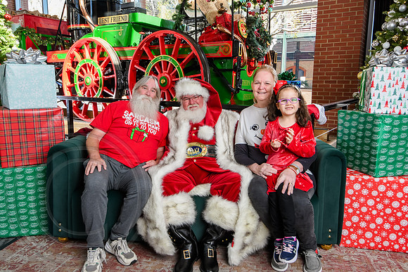 RKPhoto-2025-TheCharlestonSanta-Nov29-0681