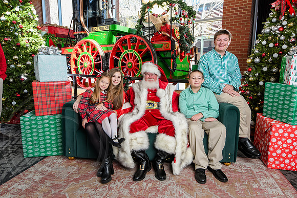 RKPhoto-2025-TheCharlestonSanta-Nov29-0682