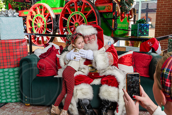 RKPhoto-2025-TheCharlestonSanta-Nov29-0687