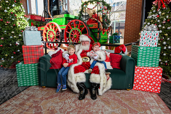 RKPhoto-2025-TheCharlestonSanta-Nov29-0688