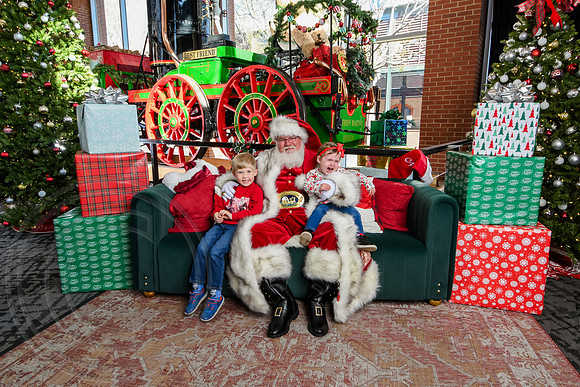RKPhoto-2025-TheCharlestonSanta-Nov29-0689