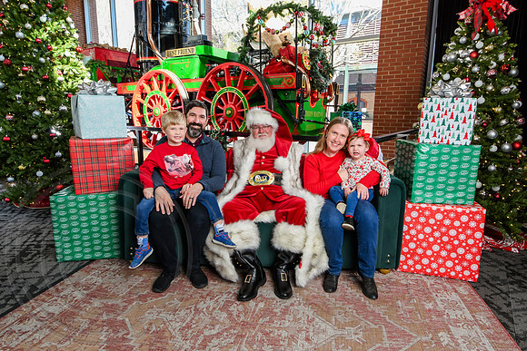 RKPhoto-2025-TheCharlestonSanta-Nov29-0690