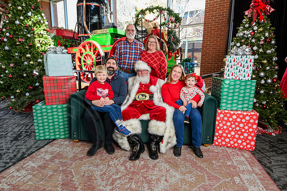 RKPhoto-2025-TheCharlestonSanta-Nov29-0691