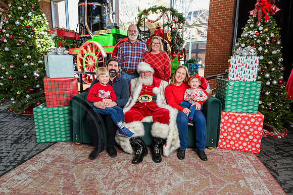 RKPhoto-2025-TheCharlestonSanta-Nov29-0692