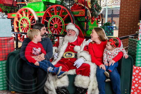 RKPhoto-2025-TheCharlestonSanta-Nov29-0693