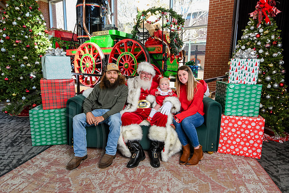RKPhoto-2025-TheCharlestonSanta-Nov29-0696