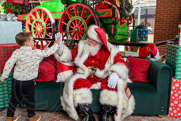 RKPhoto-2025-TheCharlestonSanta-Nov29-0701
