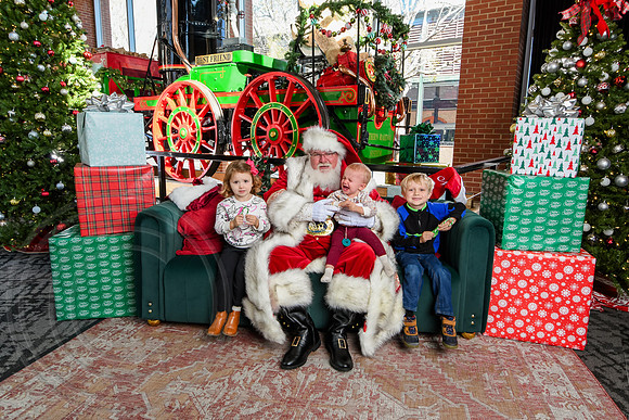 RKPhoto-2025-TheCharlestonSanta-Nov29-0702