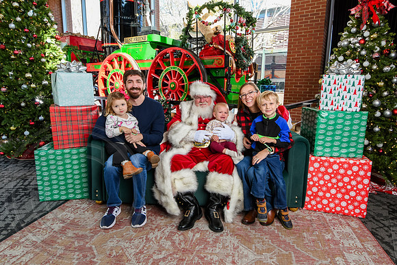 RKPhoto-2025-TheCharlestonSanta-Nov29-0704