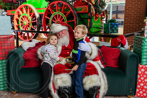 RKPhoto-2025-TheCharlestonSanta-Nov29-0705