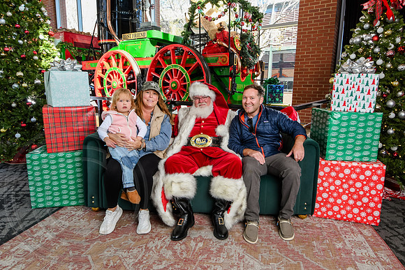 RKPhoto-2025-TheCharlestonSanta-Nov29-0707