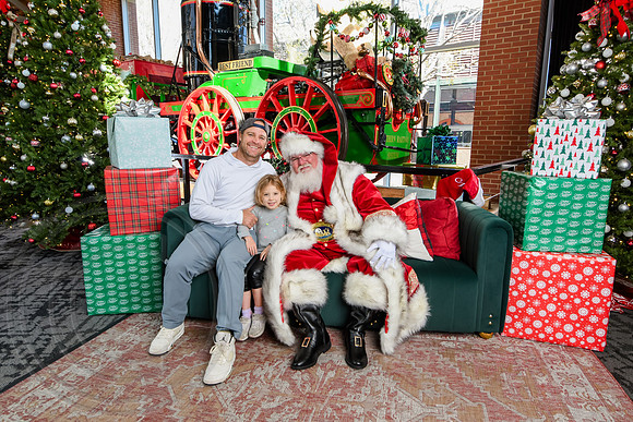 RKPhoto-2025-TheCharlestonSanta-Nov29-0709
