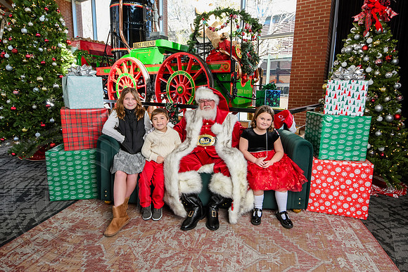 RKPhoto-2025-TheCharlestonSanta-Nov29-0711