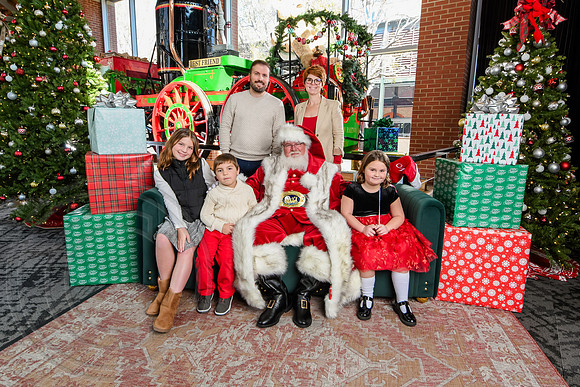 RKPhoto-2025-TheCharlestonSanta-Nov29-0712