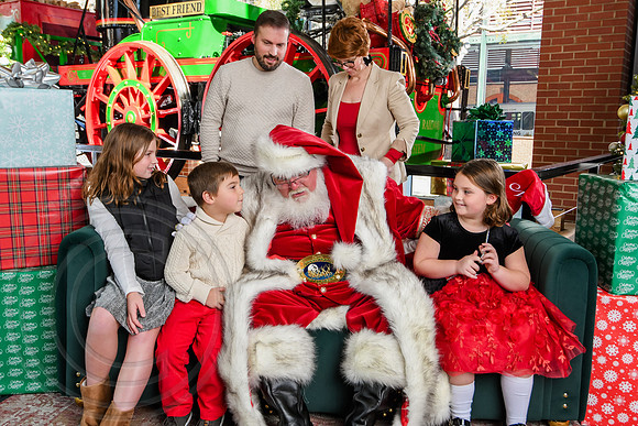 RKPhoto-2025-TheCharlestonSanta-Nov29-0713
