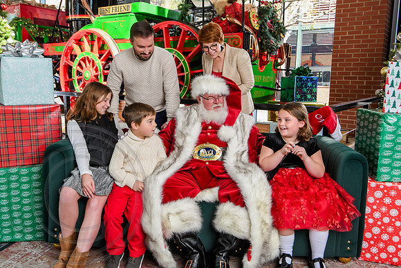 RKPhoto-2025-TheCharlestonSanta-Nov29-0714