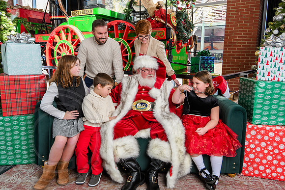 RKPhoto-2025-TheCharlestonSanta-Nov29-0716