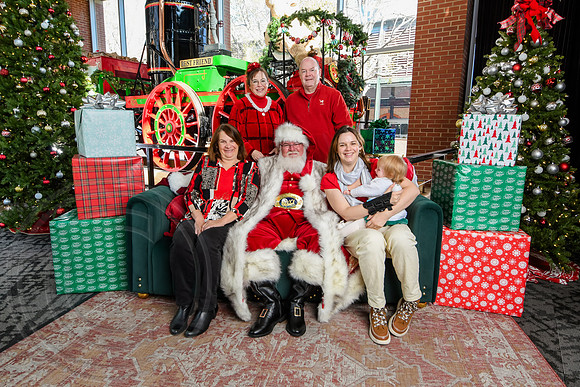 RKPhoto-2025-TheCharlestonSanta-Nov29-0726