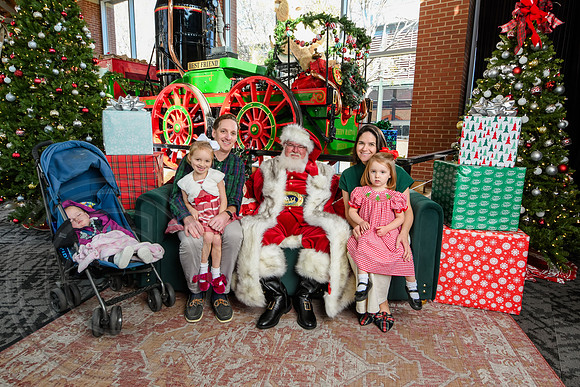 RKPhoto-2025-TheCharlestonSanta-Nov29-0732