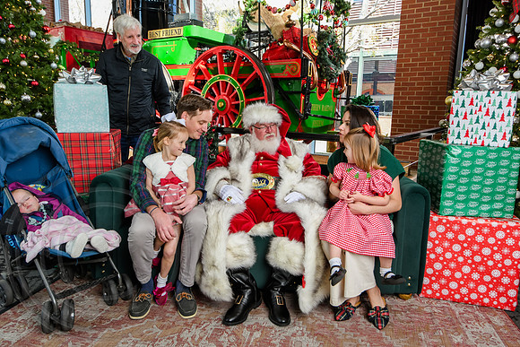 RKPhoto-2025-TheCharlestonSanta-Nov29-0734