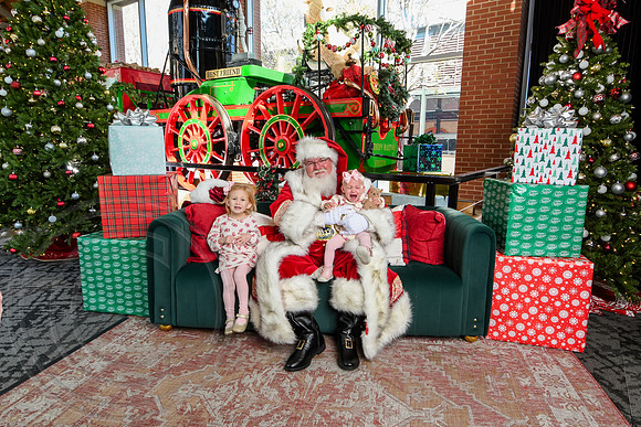 RKPhoto-2025-TheCharlestonSanta-Nov29-0736
