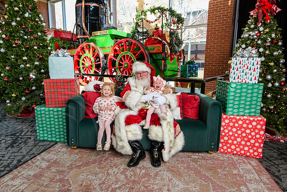 RKPhoto-2025-TheCharlestonSanta-Nov29-0737